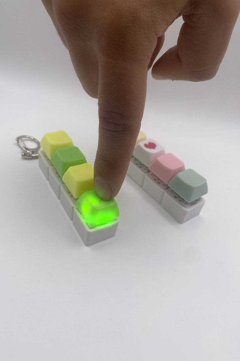Mini Mechanical Keyboard Keychain – Light-Up Fidget Toy
